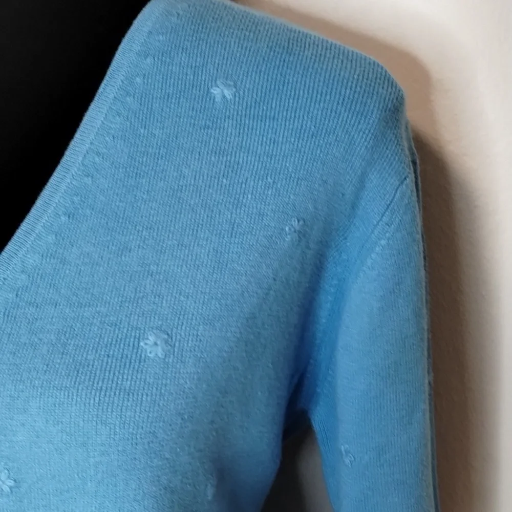 Denim & Co Blue V neck button up sweater blue stitched flowers Sz M